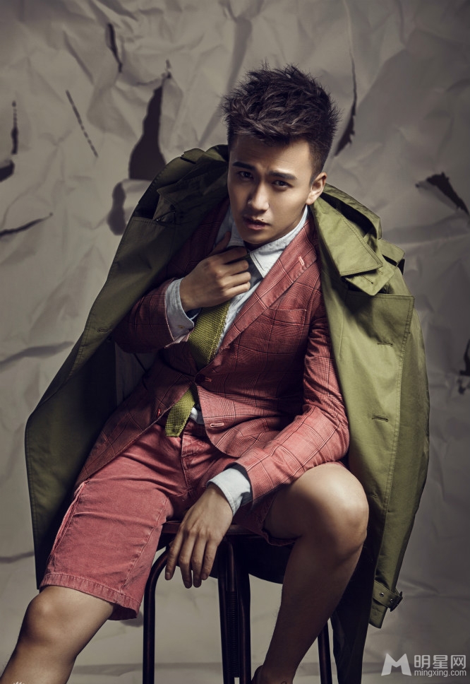 翟天临型男写真魅惑眼神展个性_图-5
