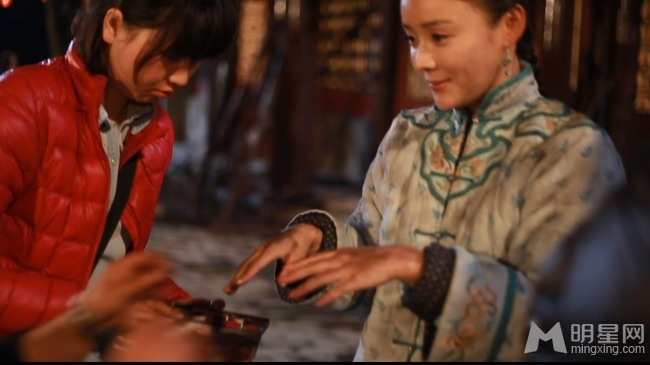 宫锁连城片花袁姗姗黑脸挑逗化妆师_图-2