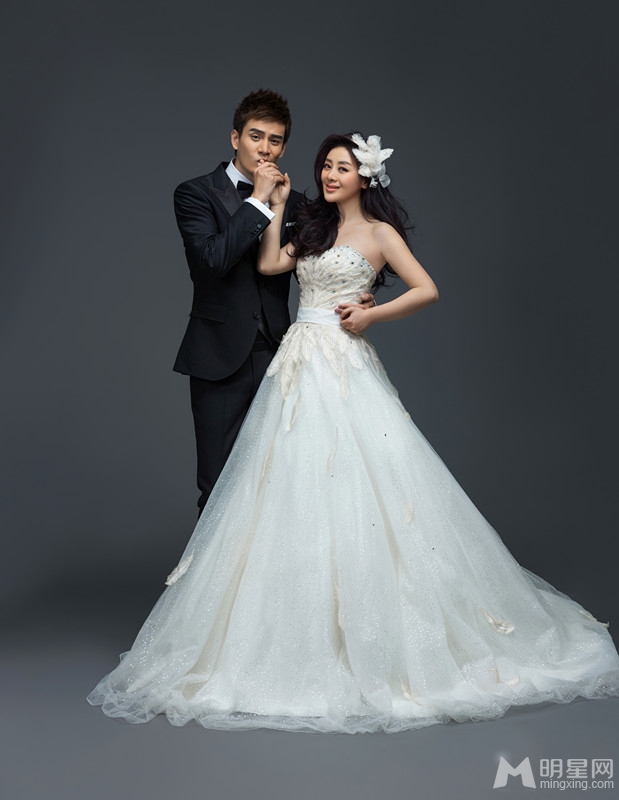 小李琳浪漫婚纱照与经超大秀幸福甜蜜_图-5