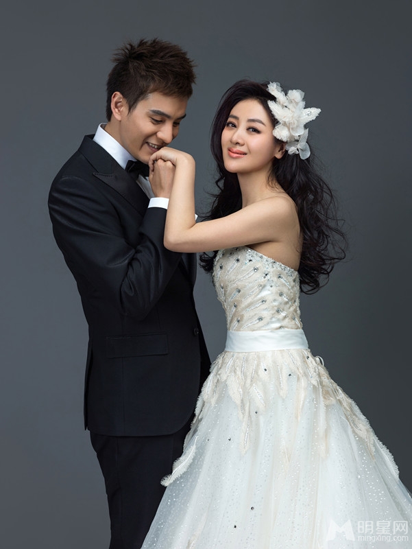 小李琳浪漫婚纱照与经超大秀幸福甜蜜_图-3