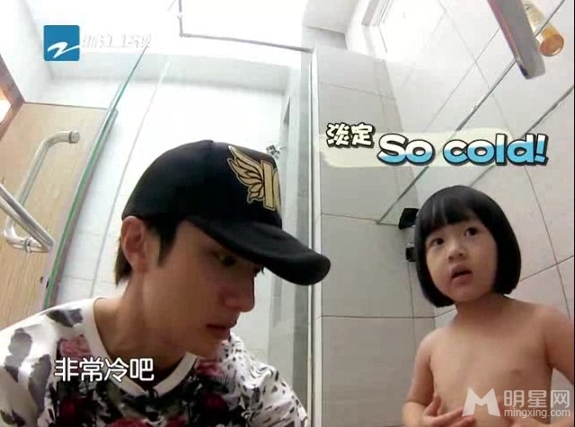 爸爸回来了开播贾乃亮半裸秀爱女_图-2