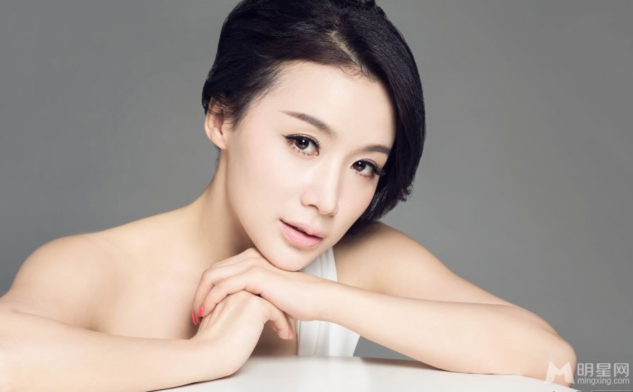 姚芊羽整容后最新写真精致妆容显优雅_图-1