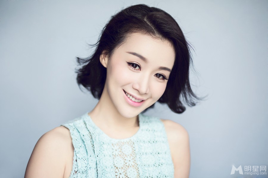 姚芊羽整容后最新写真精致妆容显优雅_图-3