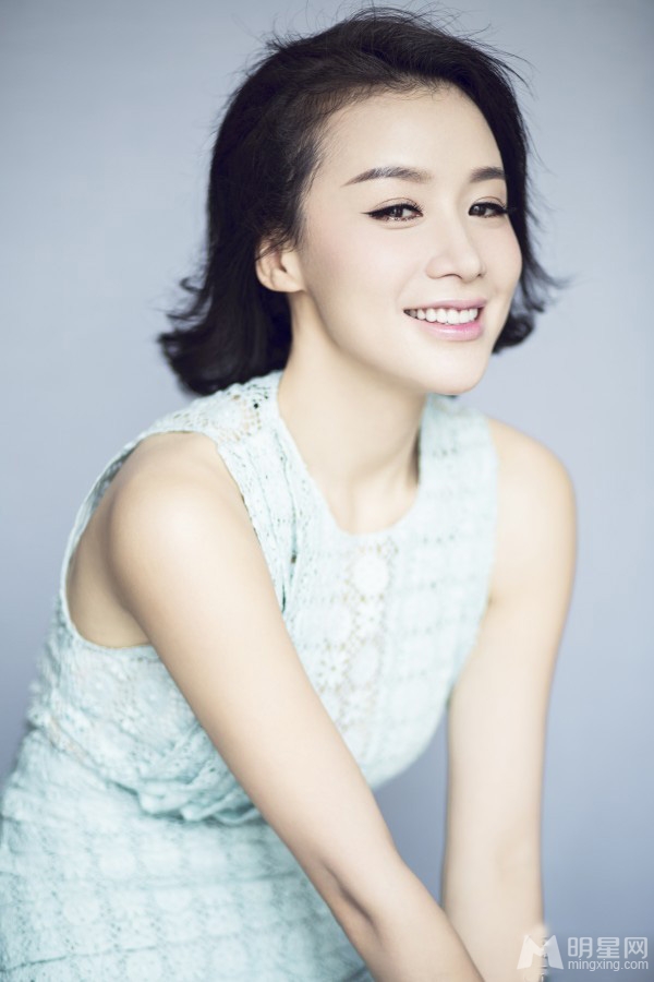 姚芊羽整容后最新写真精致妆容显优雅_图-2
