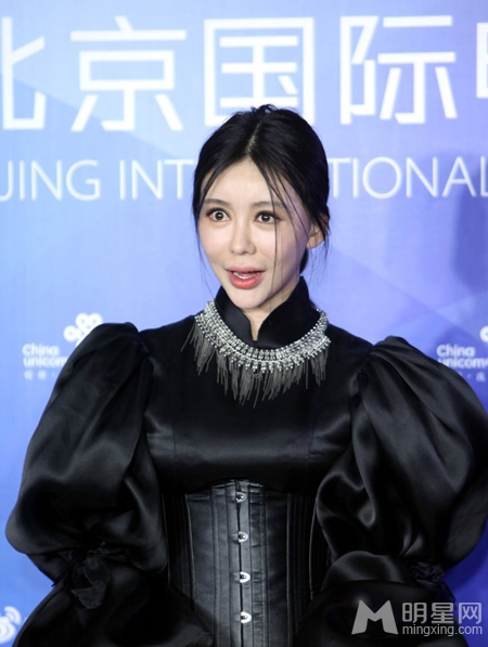 巩新亮整容变残惊现尖下巴大小眼_图-5