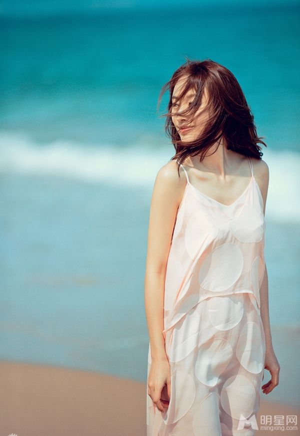 张俪沙滩写真绽放迷人笑容_图-5