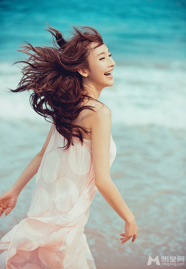 张俪沙滩写真绽放迷人笑容_图-6