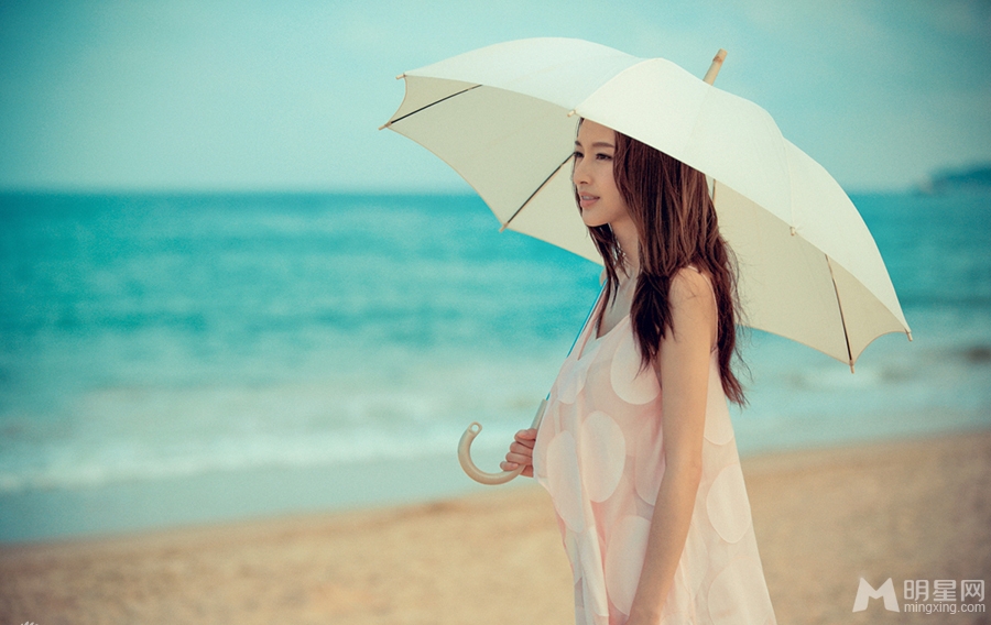 张俪沙滩写真绽放迷人笑容_图-2
