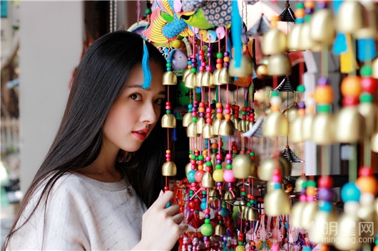 郭碧婷文艺写真长发飘飘诠释原始韵味_图-6