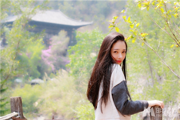 郭碧婷文艺写真长发飘飘诠释原始韵味_图-3