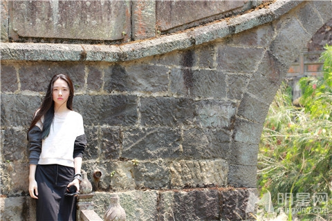 郭碧婷文艺写真长发飘飘诠释原始韵味_图-8