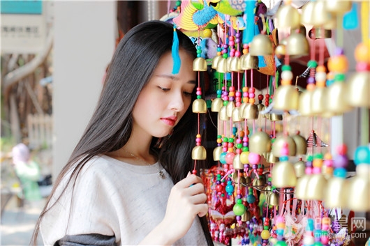 郭碧婷文艺写真长发飘飘诠释原始韵味_图-5