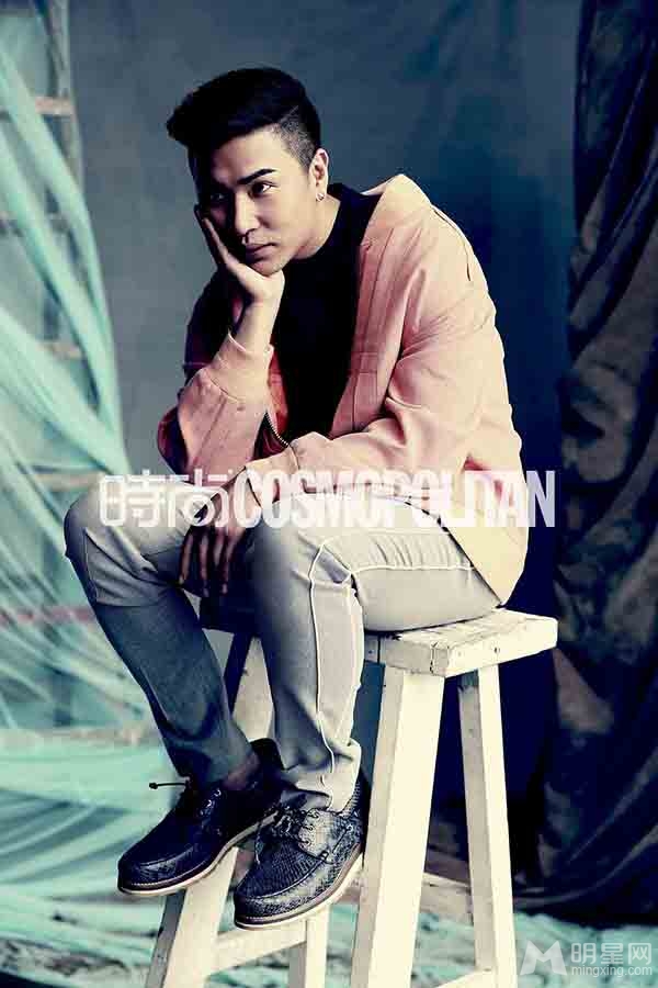 欧汉声时尚俏皮写真撇嘴坏笑大展魅惑男人味_图-2