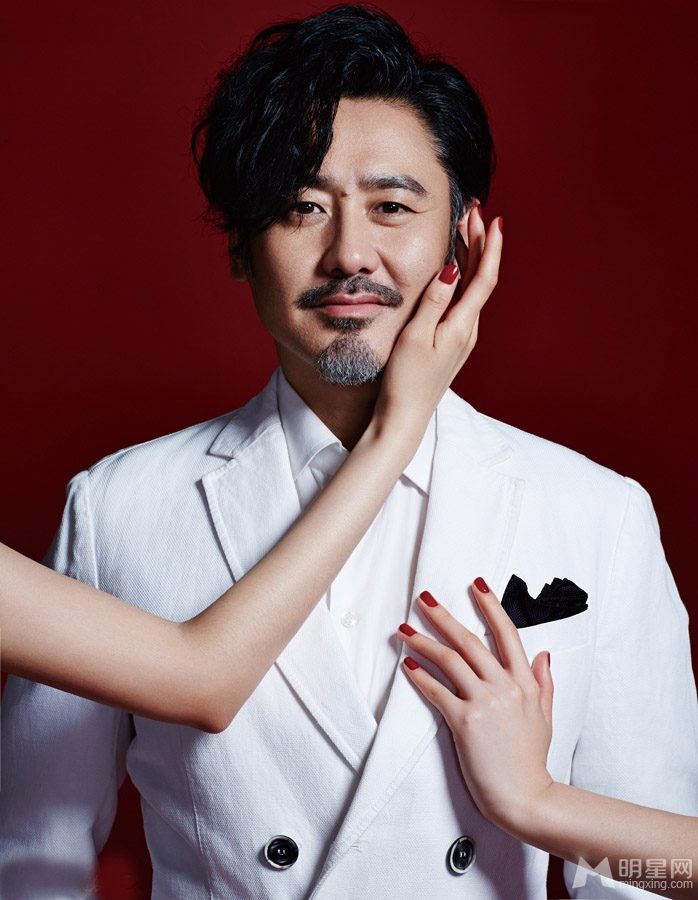 吴秀波雅痞范儿刊登封面，演绎雅痞混搭女色诱惑_图-4