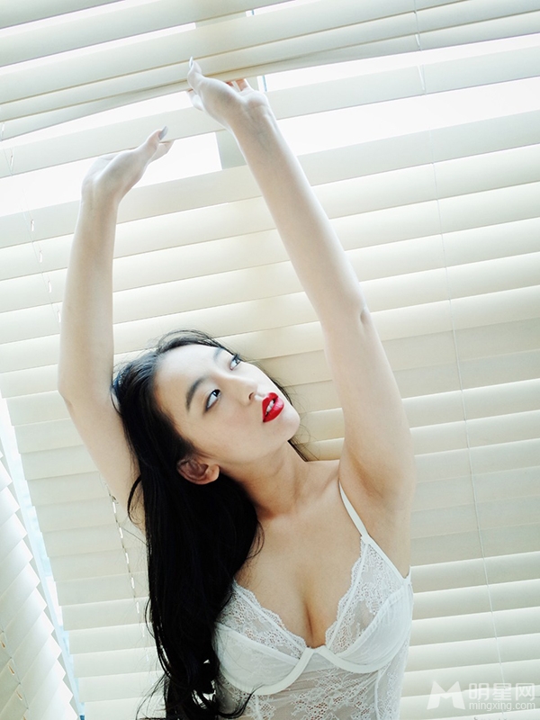 曹阳床上性感写真红唇蕾丝极致诱惑_图-2