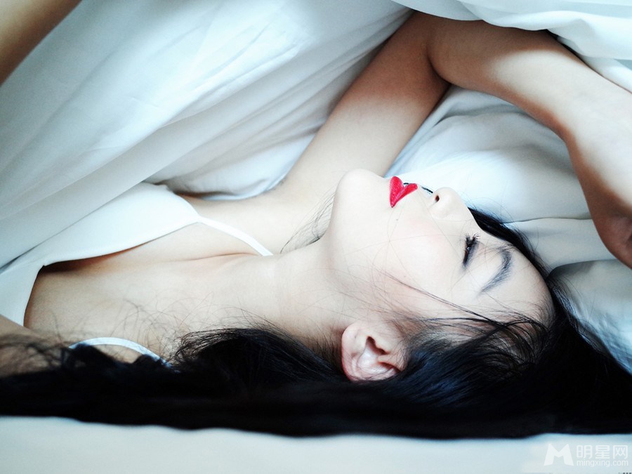 曹阳床上性感写真红唇蕾丝极致诱惑_图-5