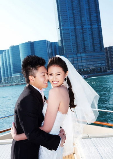 李小鹏奢华婚纱照才子佳人喜结良缘_图-2