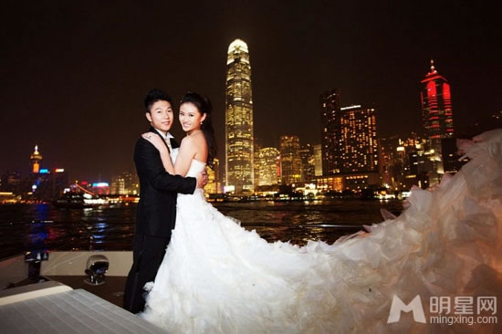 李小鹏奢华婚纱照才子佳人喜结良缘_图-1