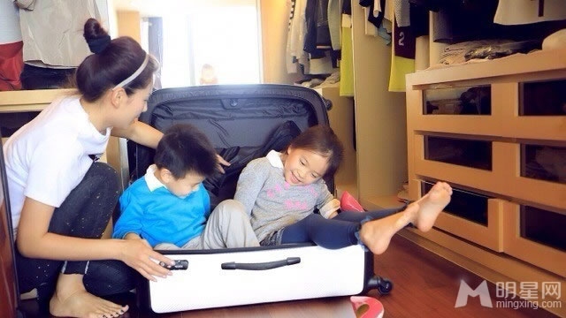 刘涛私生活居家照可爱儿女卖萌温馨动人_图-1
