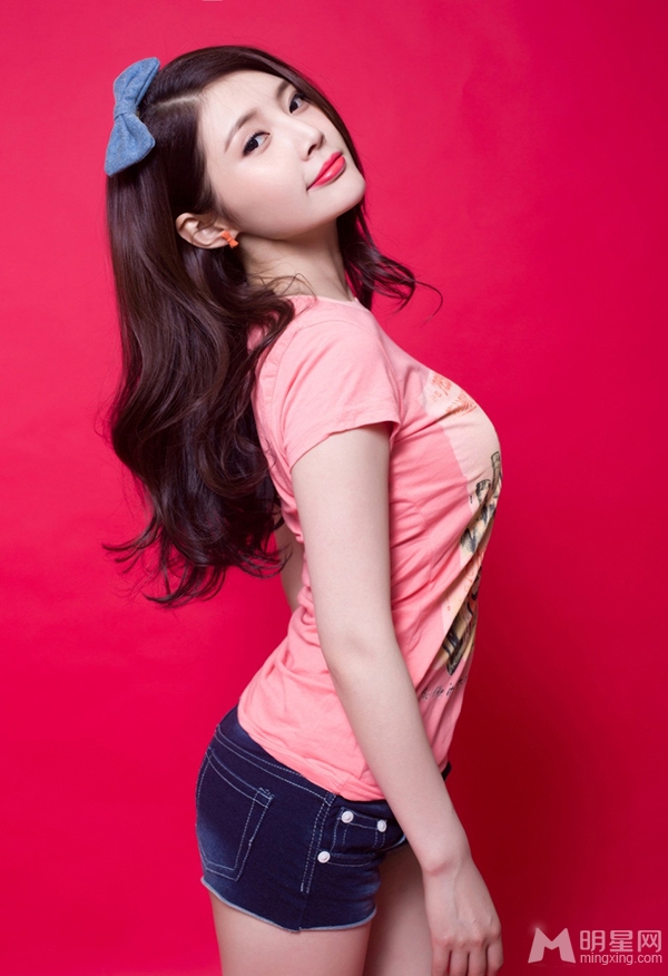 徐冬冬粉嫩写真大展可爱女孩儿的靓丽风采_图-2