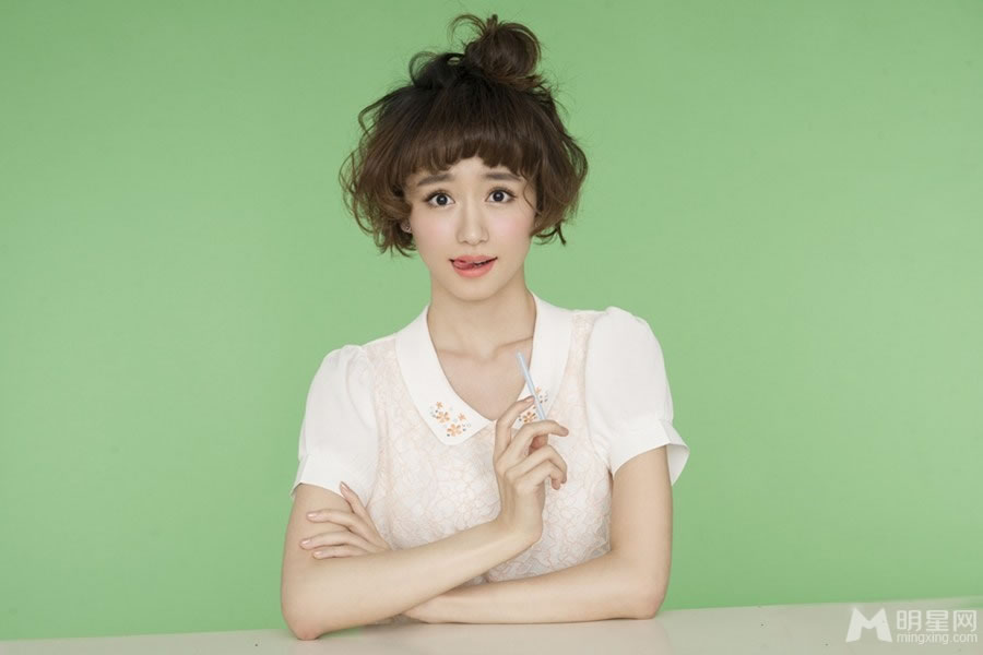 乔乔萝莉精致写真红唇蛋卷头似邻家女孩_图-1