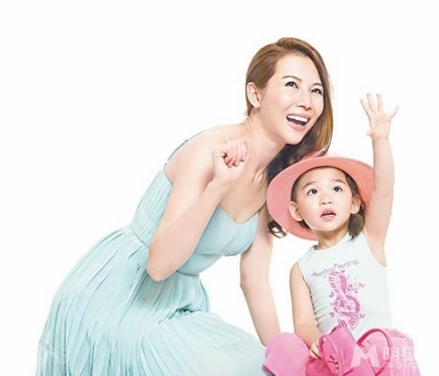 蔡少芬携宝贝女儿拍写真互动温馨萌劲十足_图-1