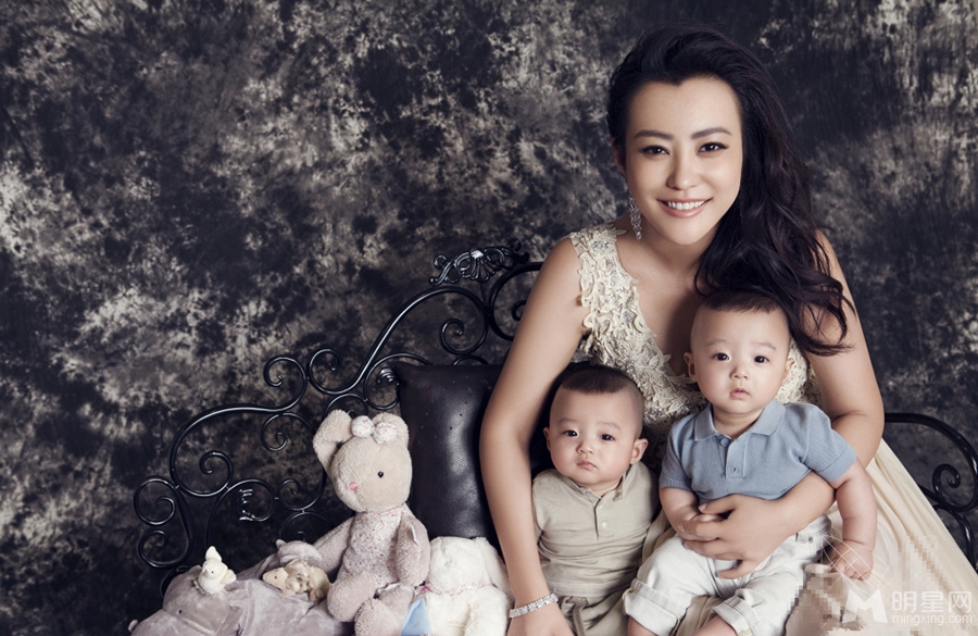 郝蕾携双胞胎儿子出镜辣妈魅力不减_图-2
