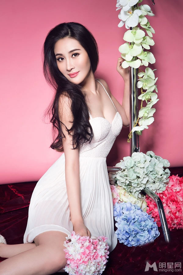 王澜霏优雅唯美写真透视性感风韵_图-1