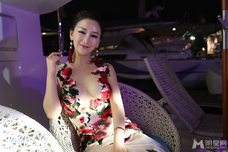 邹晶晶爆乳出席惨遭饿狼扑食_图-9