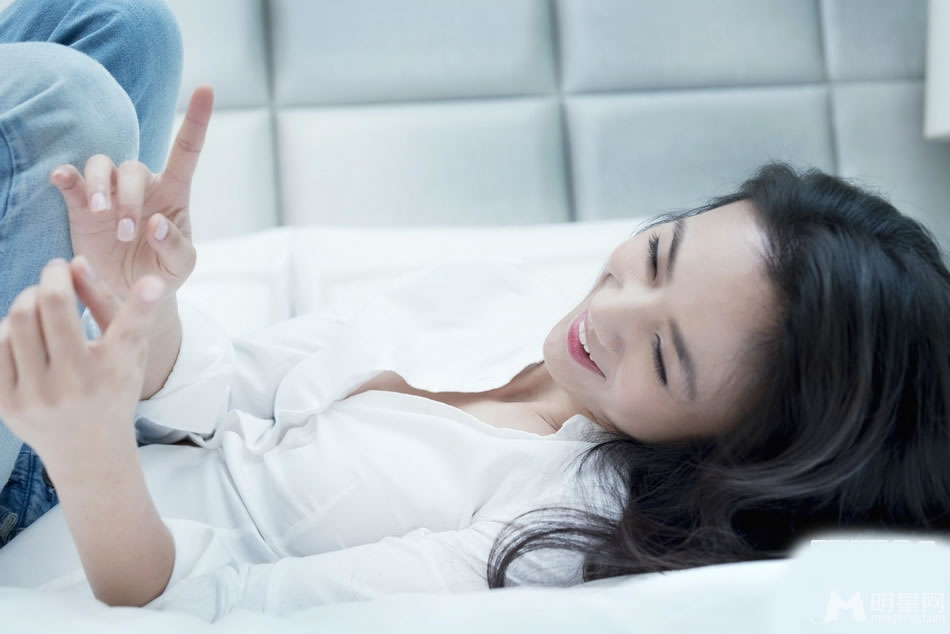 汤唯白色衬衣素颜妆容简单显美丽大方_图-1