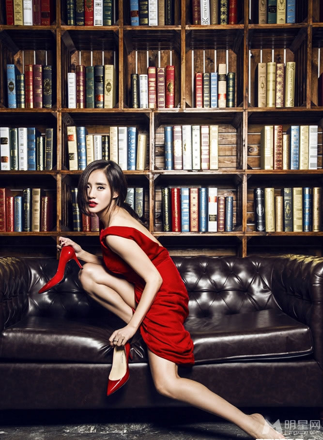 王智化身红色女郎烈焰红唇诠释轻熟女_图-1