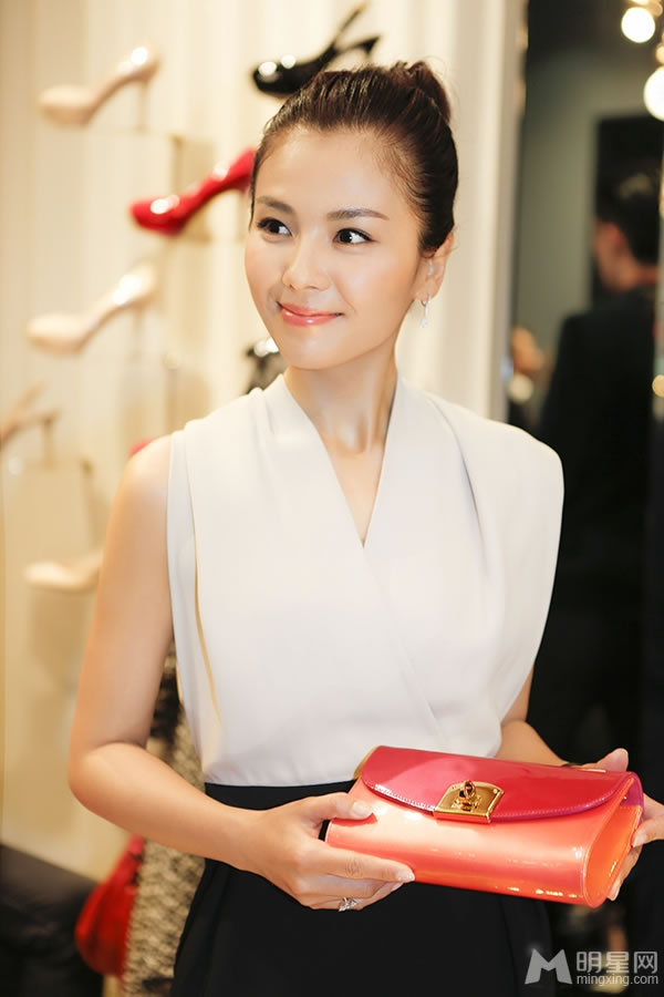 辣妈刘涛优雅出席丸子头造型显年轻_图-1
