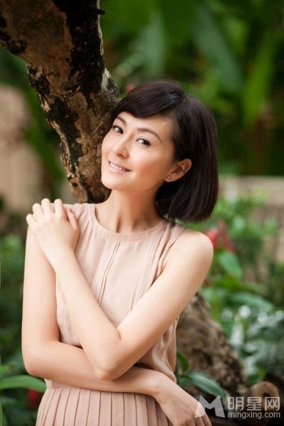 戴娇倩短发写真洋溢青春笑容_图-10