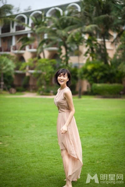 戴娇倩短发写真洋溢青春笑容_图-2