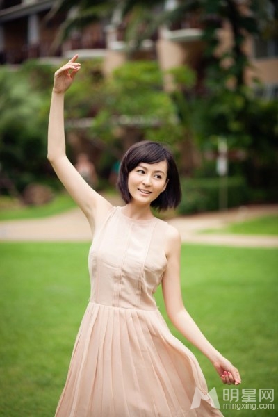 戴娇倩短发写真洋溢青春笑容_图-3