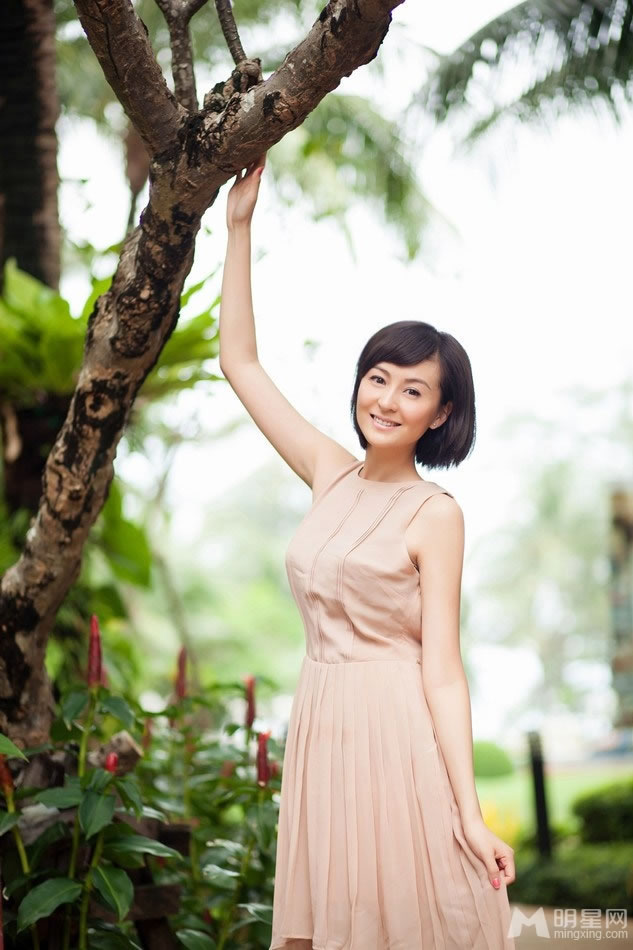 戴娇倩短发写真洋溢青春笑容_图-1