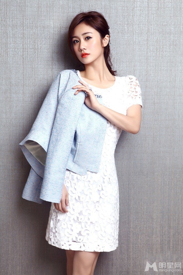 刘芸优雅气质写真大片秀美腿获赞_图-5