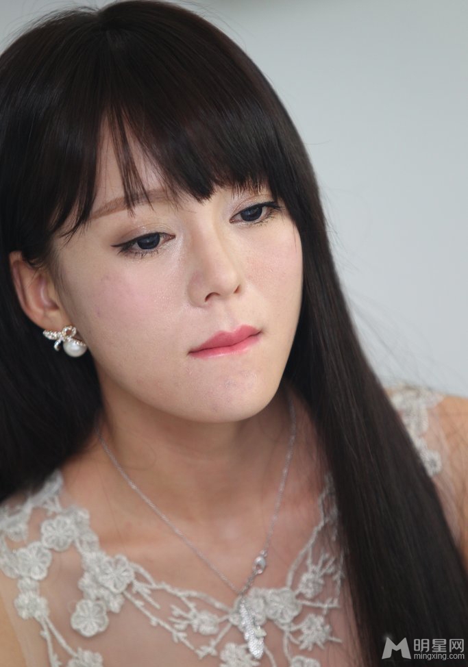 G奶女星莫绮雯透视装露深沟记者会上洒泪_图-2