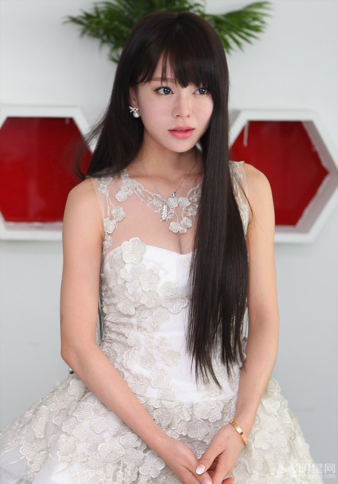 G奶女星莫绮雯透视装露深沟记者会上洒泪_图-5