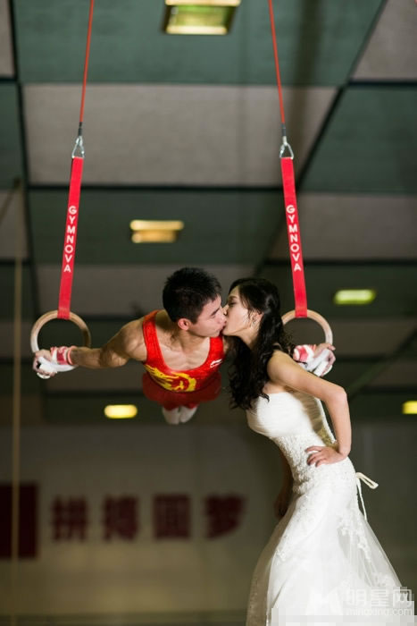 体操冠军别具一格婚纱照高难度中流露出恩爱