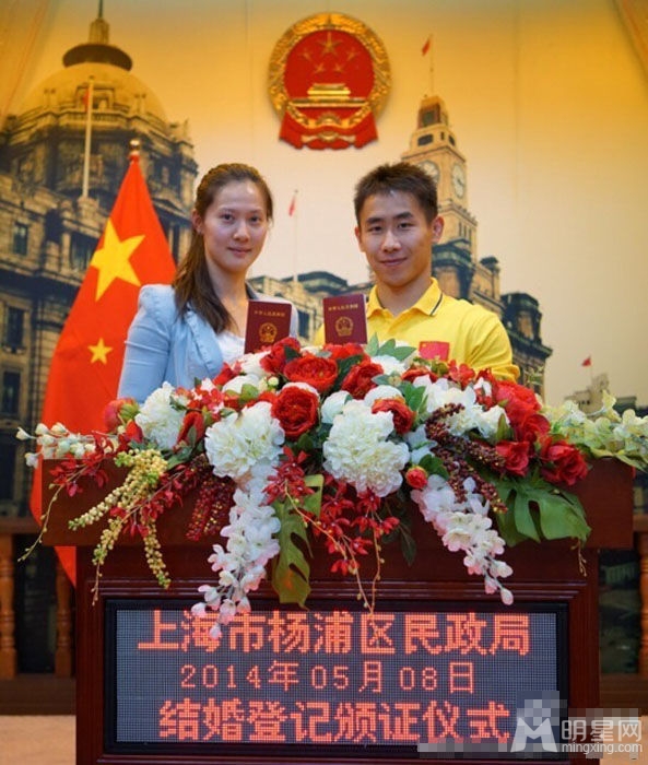 体操冠军别具一格婚纱照高难度中流露出恩爱_图-2