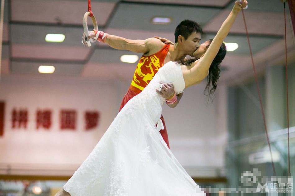 体操冠军别具一格婚纱照高难度中流露出恩爱_图-4