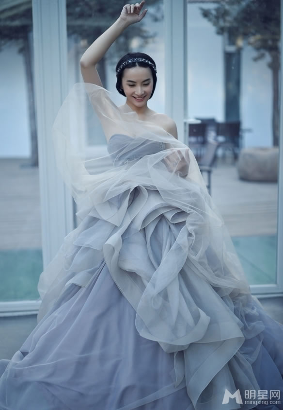 李媛时尚婚纱写真丝薄灰纱秀美胸_图-1