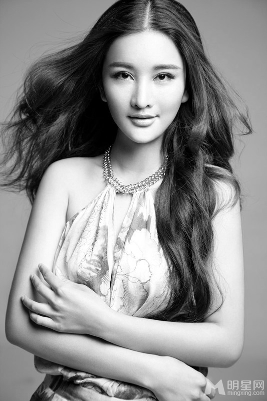 张虹一夏日写真碎花裙尽显浪漫风情_图-5