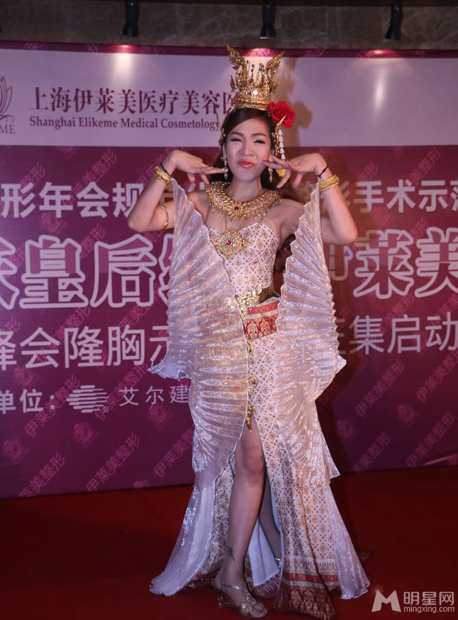 泰国人妖姐妹热吻靠胸闯荡演艺圈_图-1