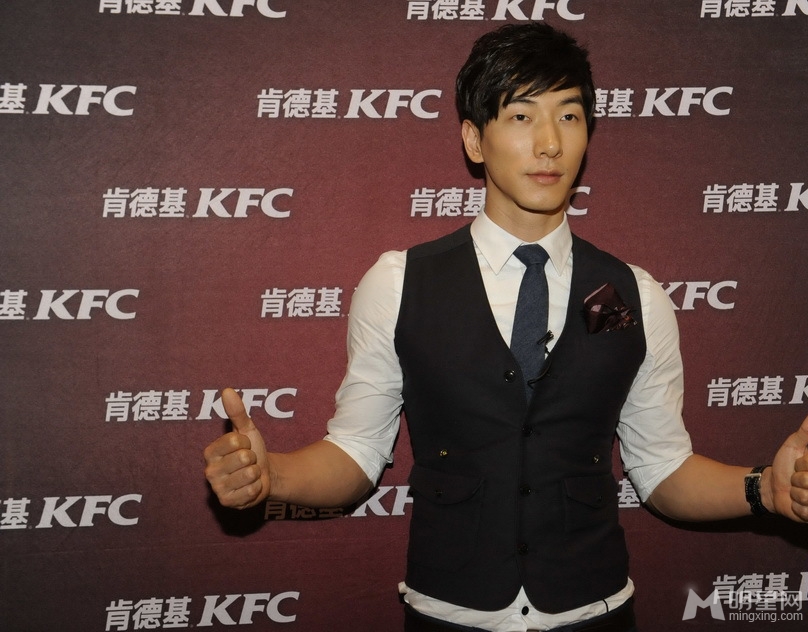 张亮亮相粉丝见面会国民男神变身贴心暖男_图-11