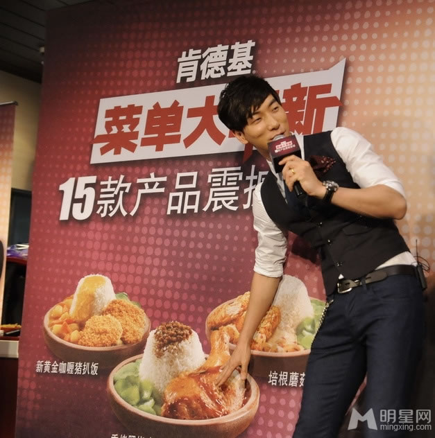 张亮亮相粉丝见面会国民男神变身贴心暖男_图-1