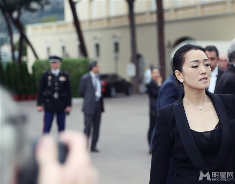 巩俐章子怡同场看秀短裤短裙秀美腿_图-1
