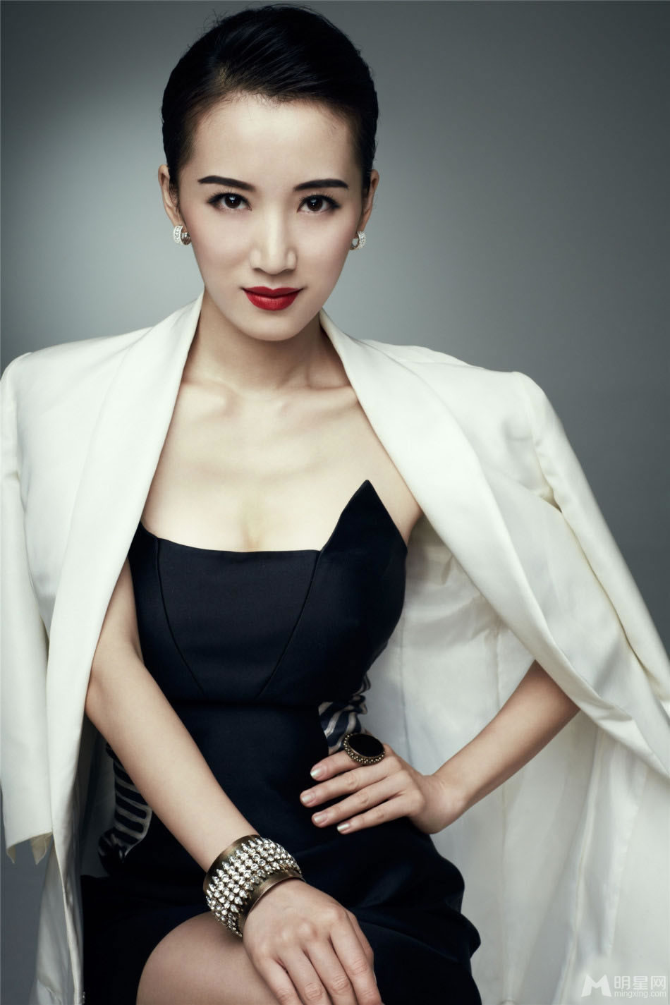 李念最新写真曝光时尚性感显别样魅力_图-1