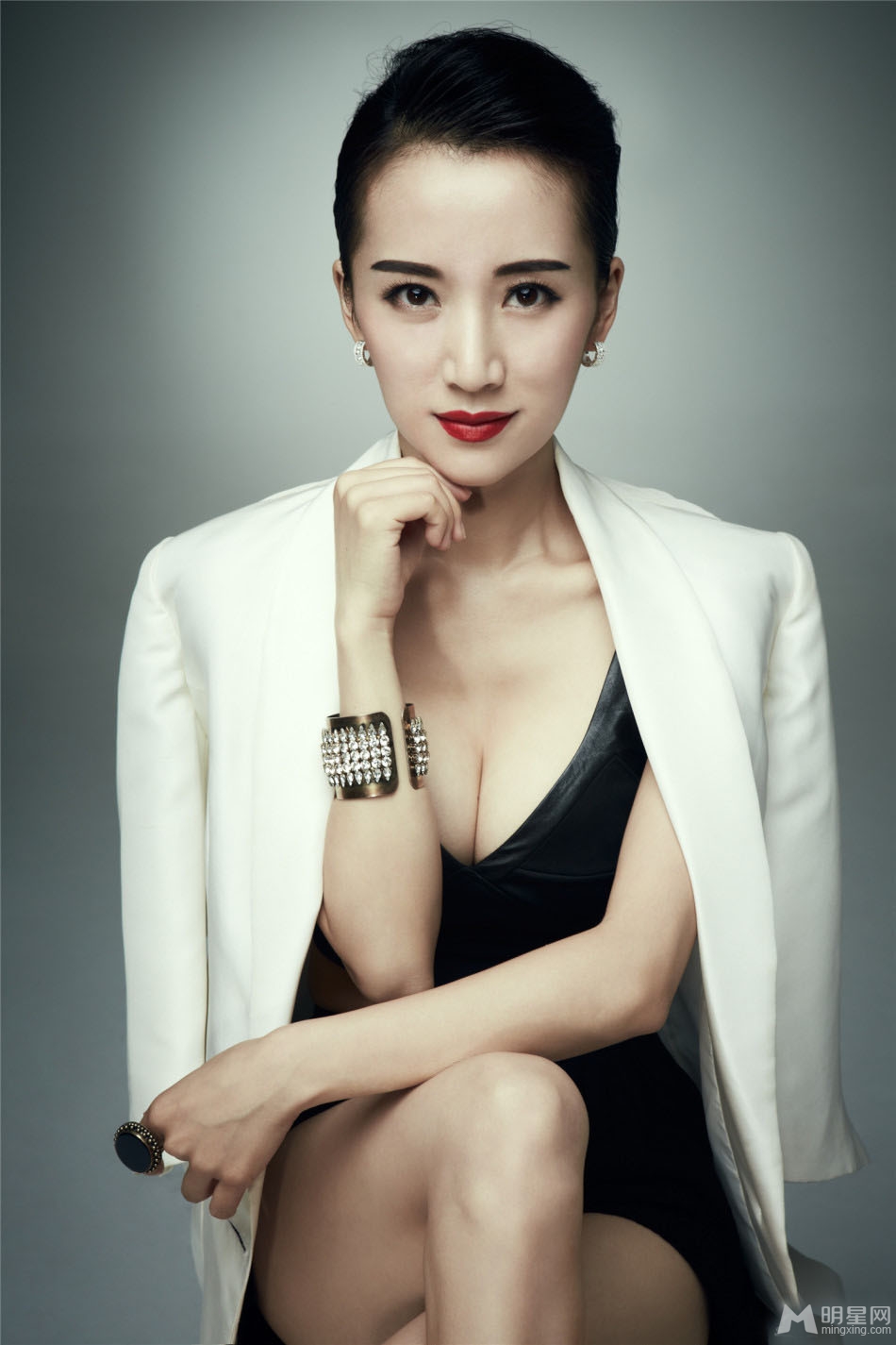 李念最新写真曝光时尚性感显别样魅力_图-3